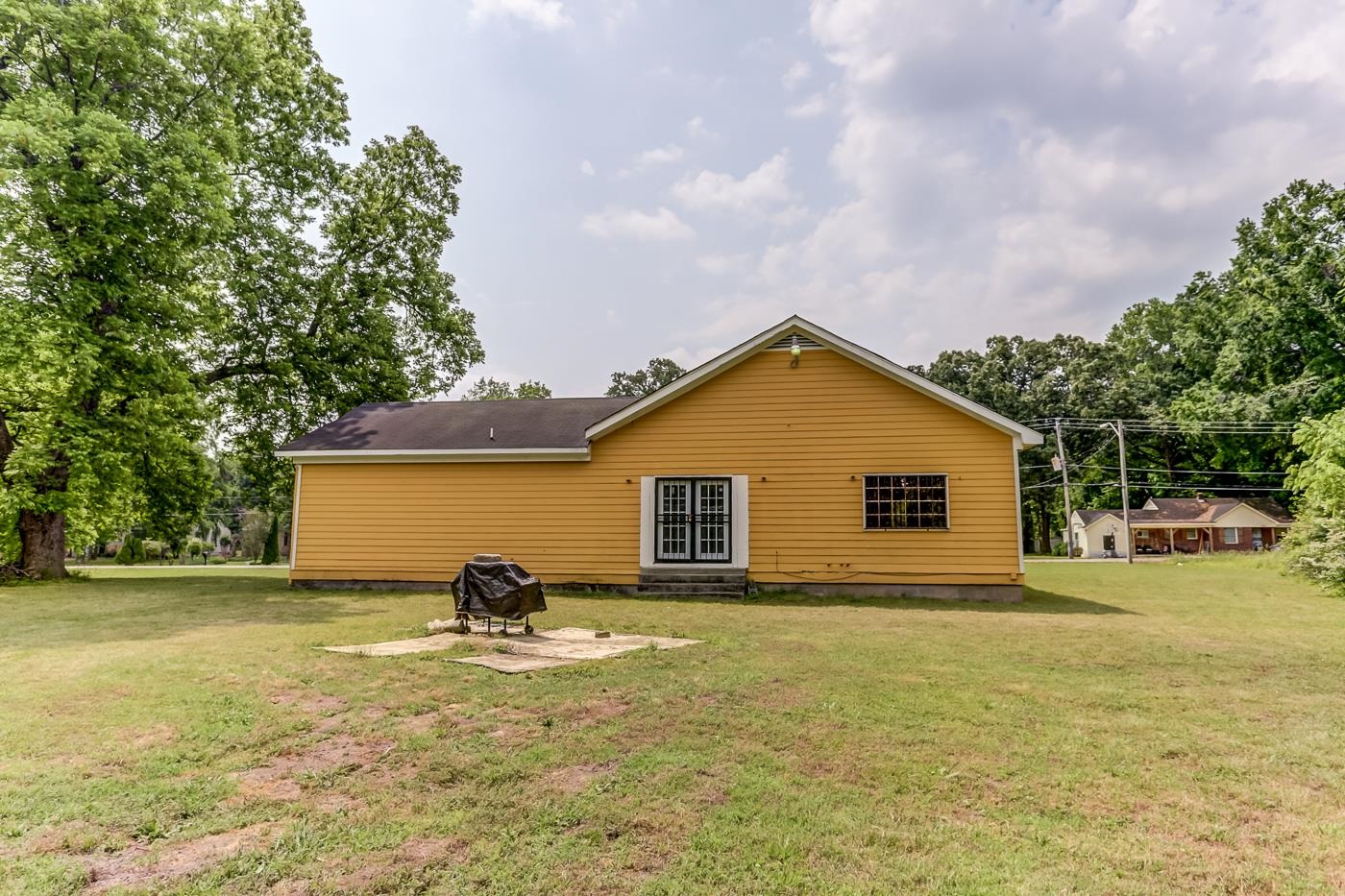 760 Craft Road Memphis, TN 38116 - Photo 23 of 25 a view of a house with yard and sitting area