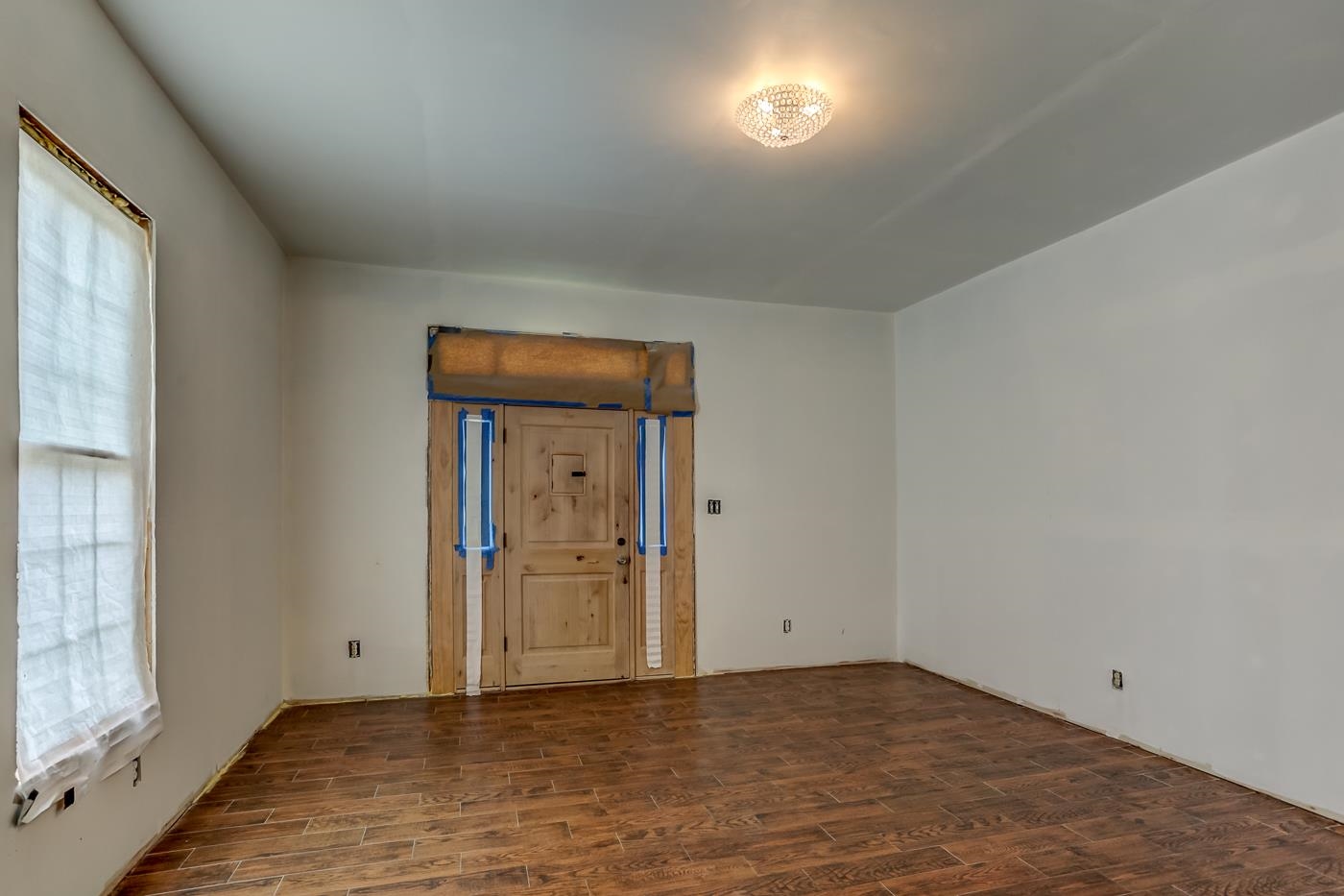 760 Craft Road Memphis, TN 38116 - Photo 7 of 25 an empty room with window