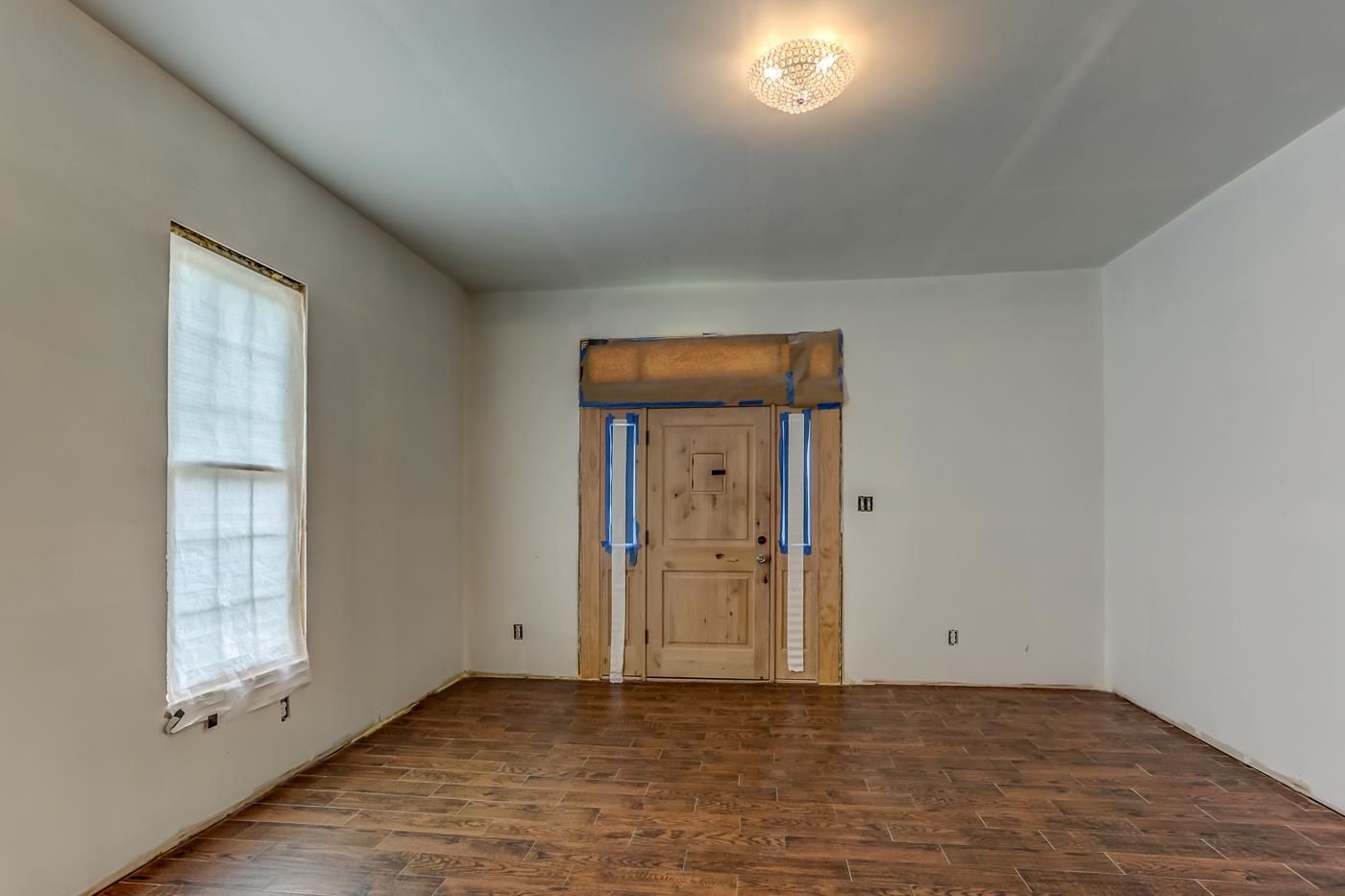 760 Craft Road Memphis, TN 38116 - Photo 8 of 25 an empty room with windows and closet