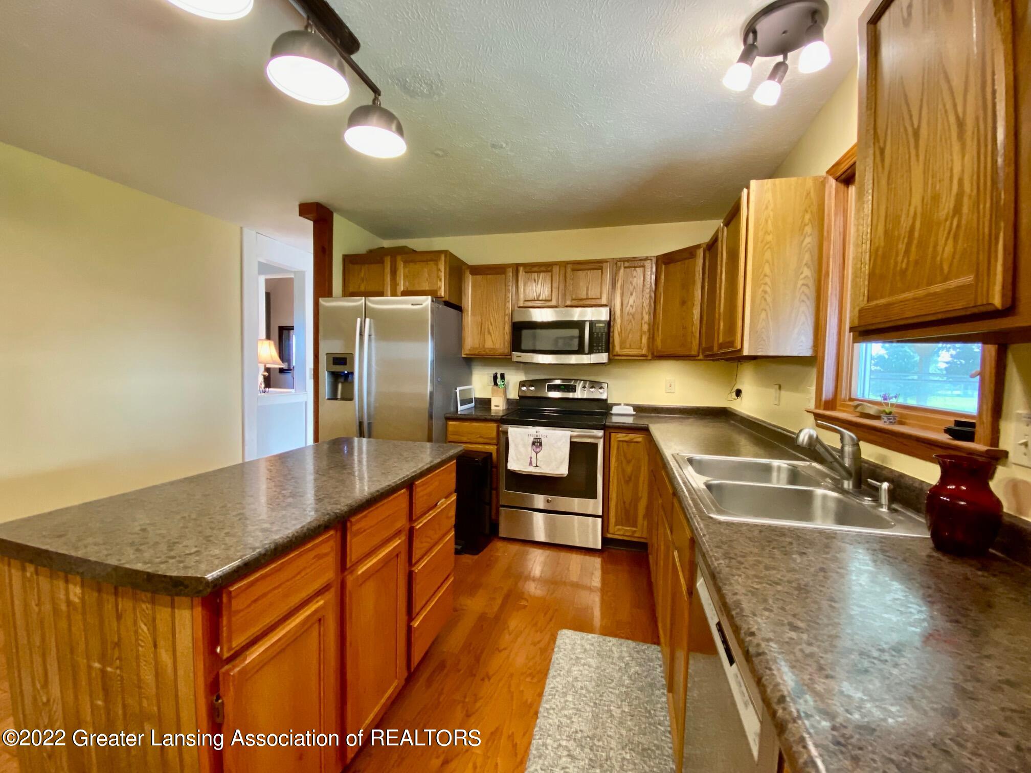 4980 South Francis Road St. Johns, MI 48879 - Photo 11 of 36 stove