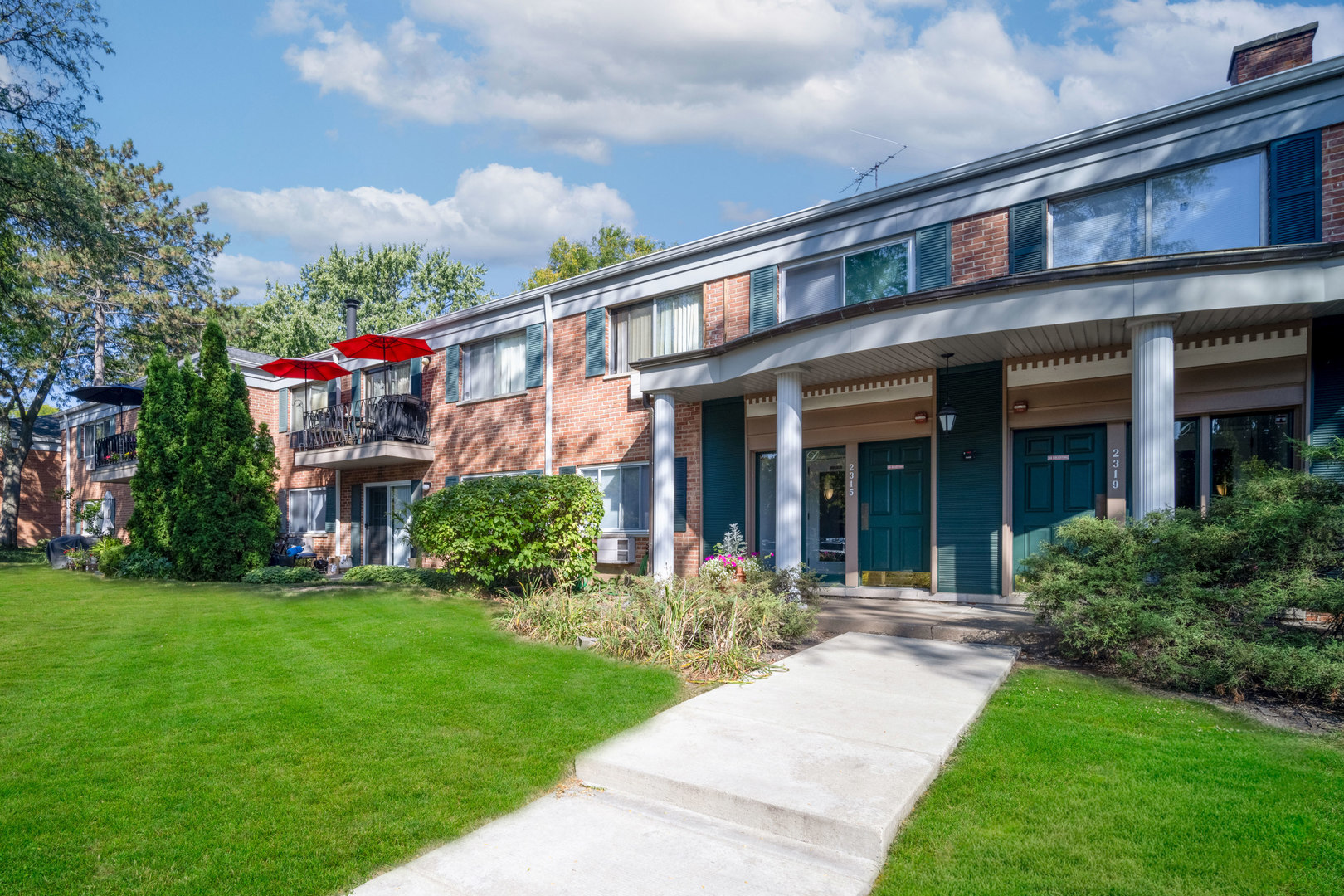 2315 South Goebbert Road, Unit 209 Arlington Heights, IL 60005 - Photo 2 of 20 Gallery Image 2