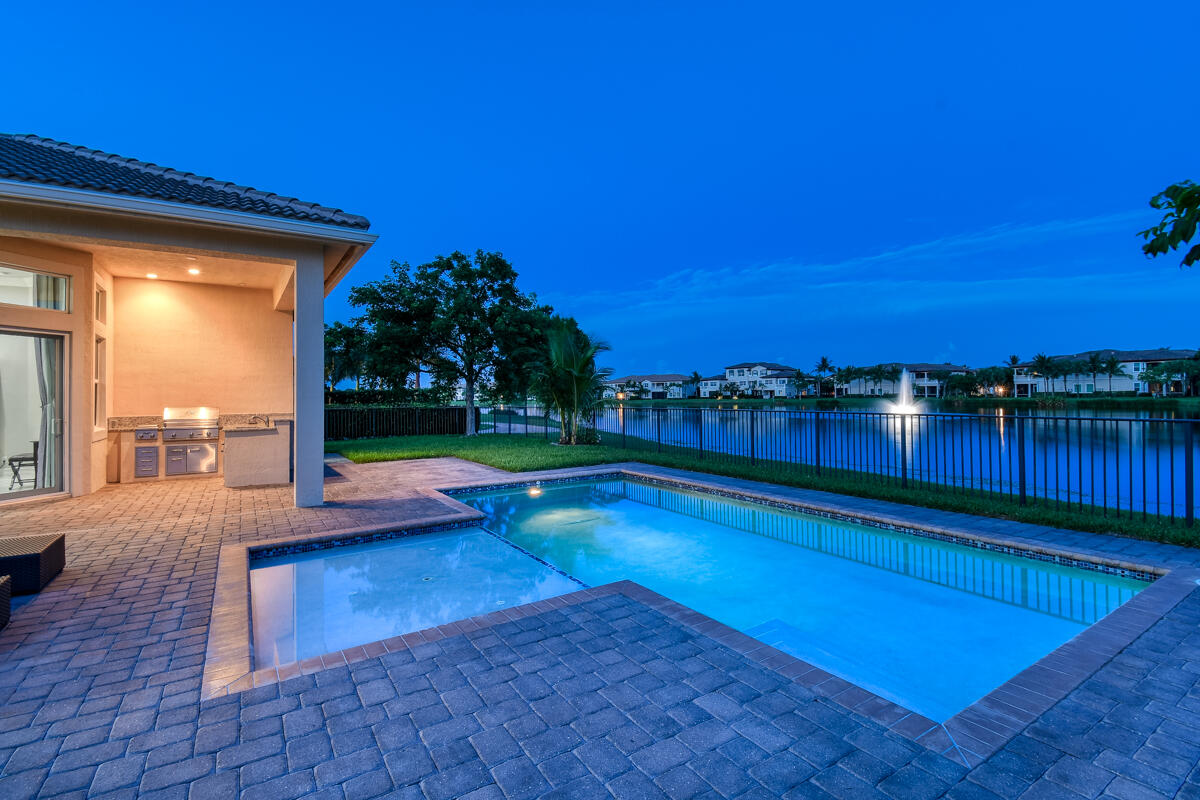 Pool/Lake/Fountain Views