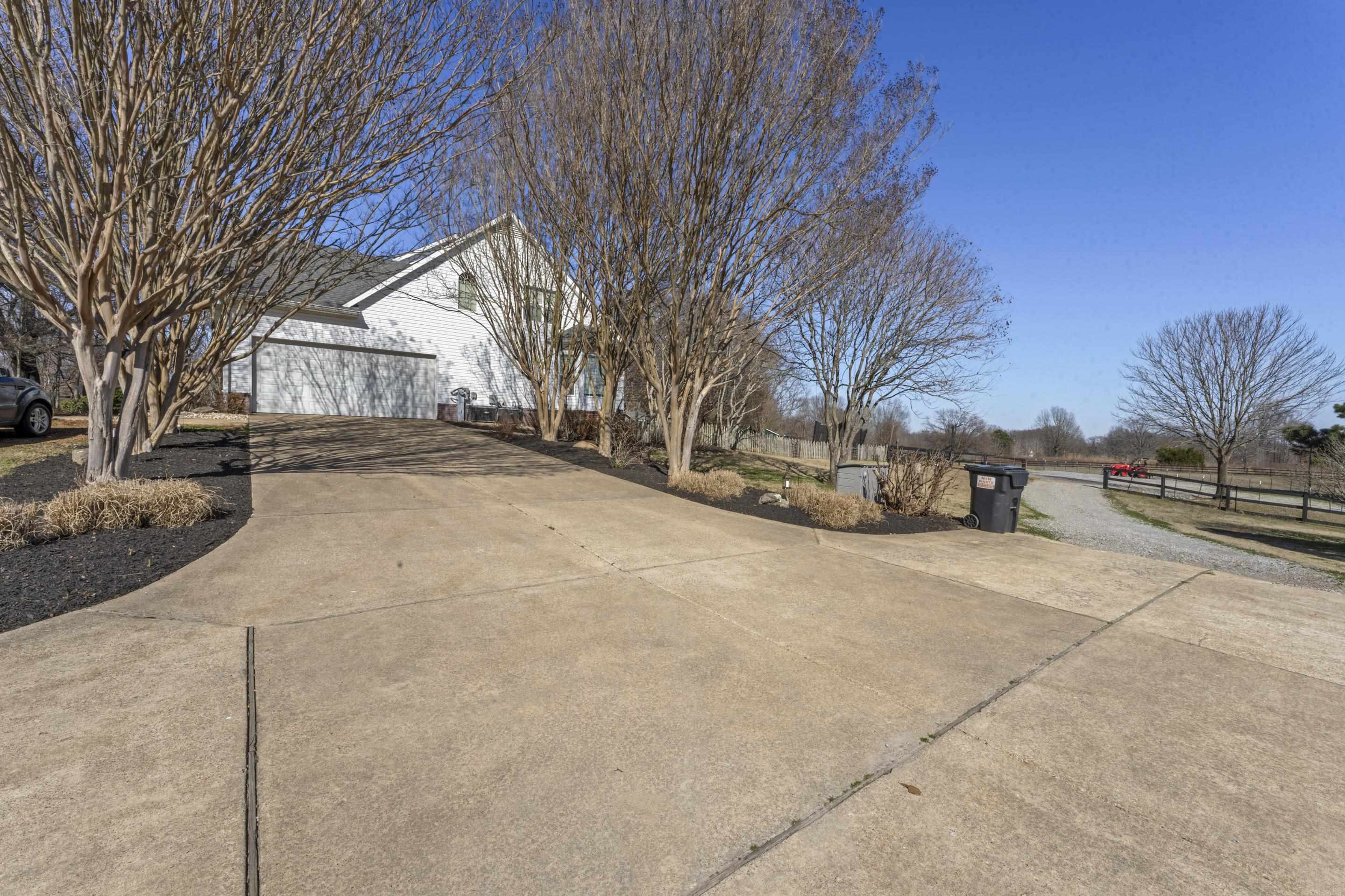 9650 Collierville Arlington Road Arlington, TN 38002 - Photo 28 of 39 View of side of home with driveway and a garage