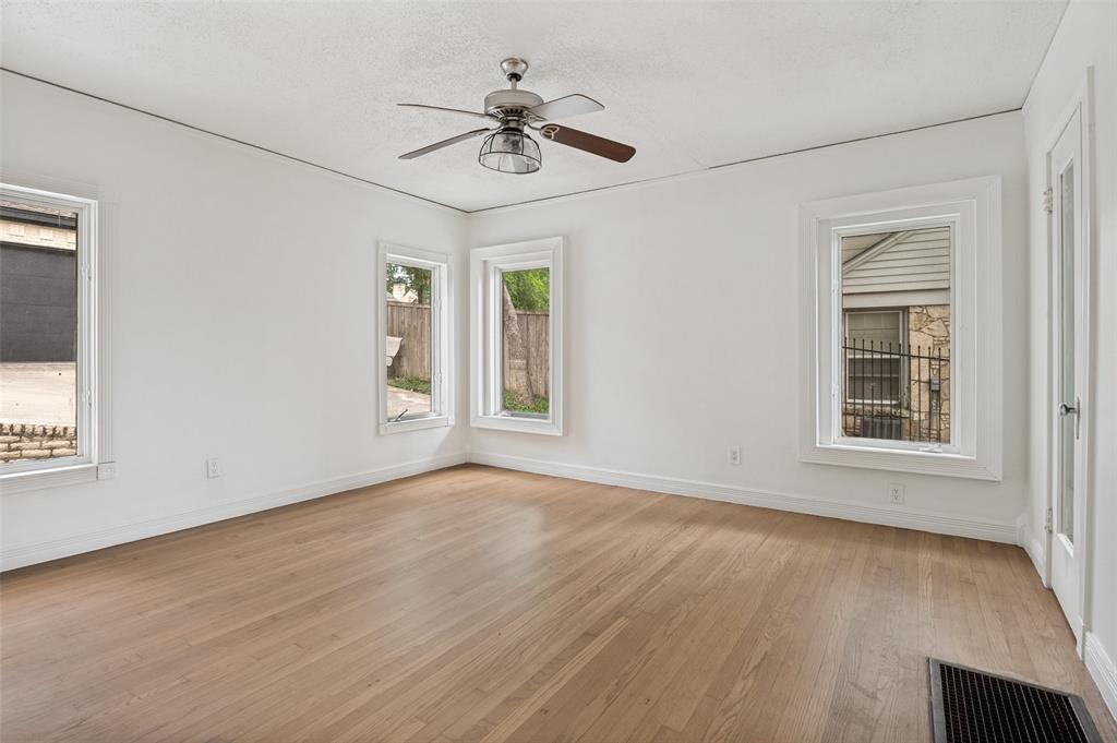 702 North Hampton Road Dallas, TX 75208 - Photo 19 of 35