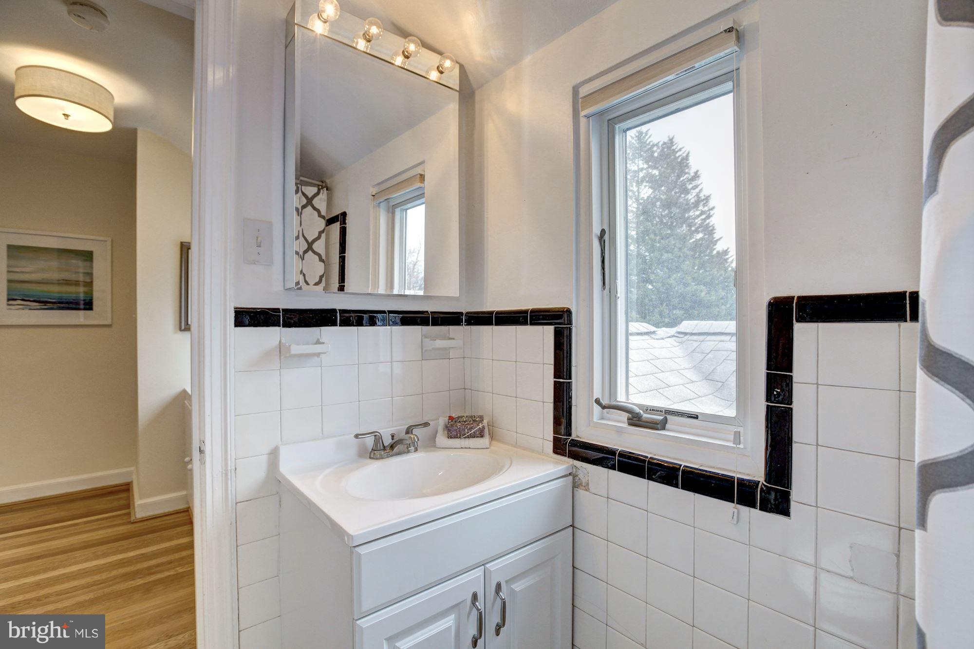 5325 Wakefield Road Bethesda, MD 20816 - Photo 20 of 27 Bath
