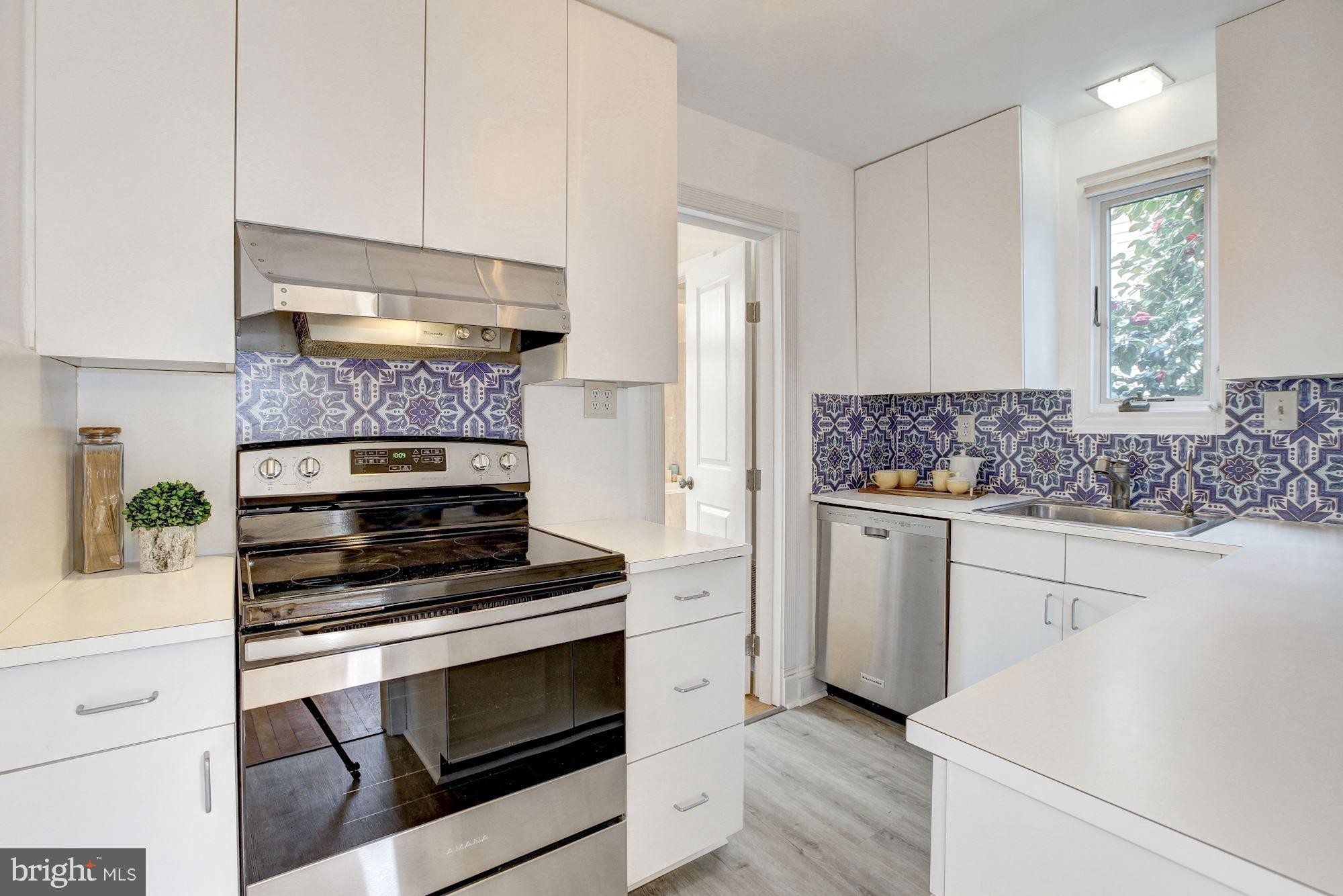 5325 Wakefield Road Bethesda, MD 20816 - Photo 10 of 27 Brand new stove.