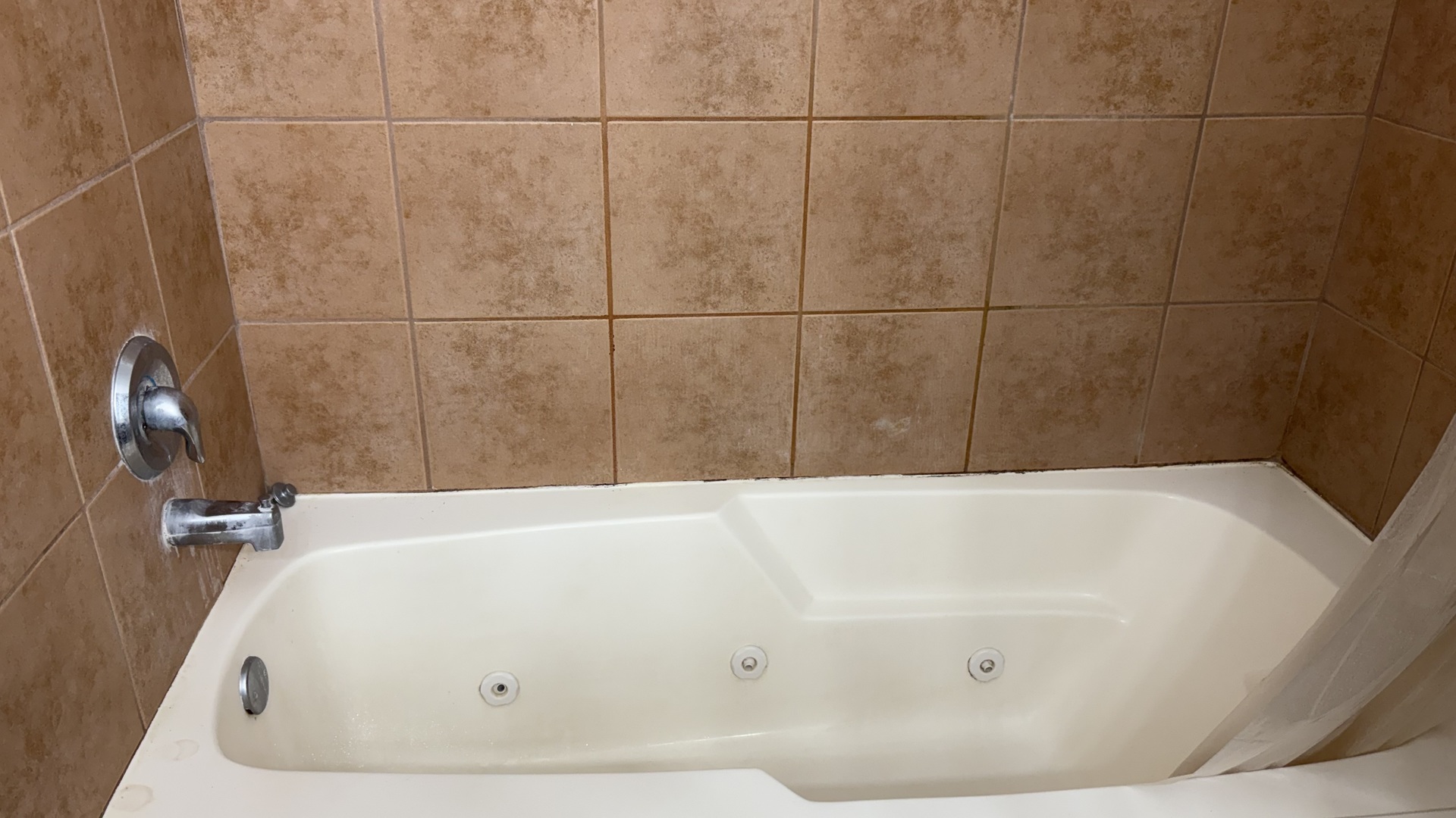 4100 South Drexel Boulevard, Unit 1B Chicago, IL 60653 - Photo 7 of 7 a bathroom with a bathtub