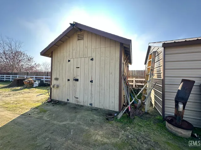 a view of a house with backyard