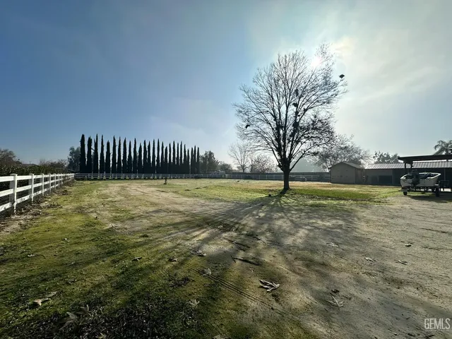 a view of a yard with a house