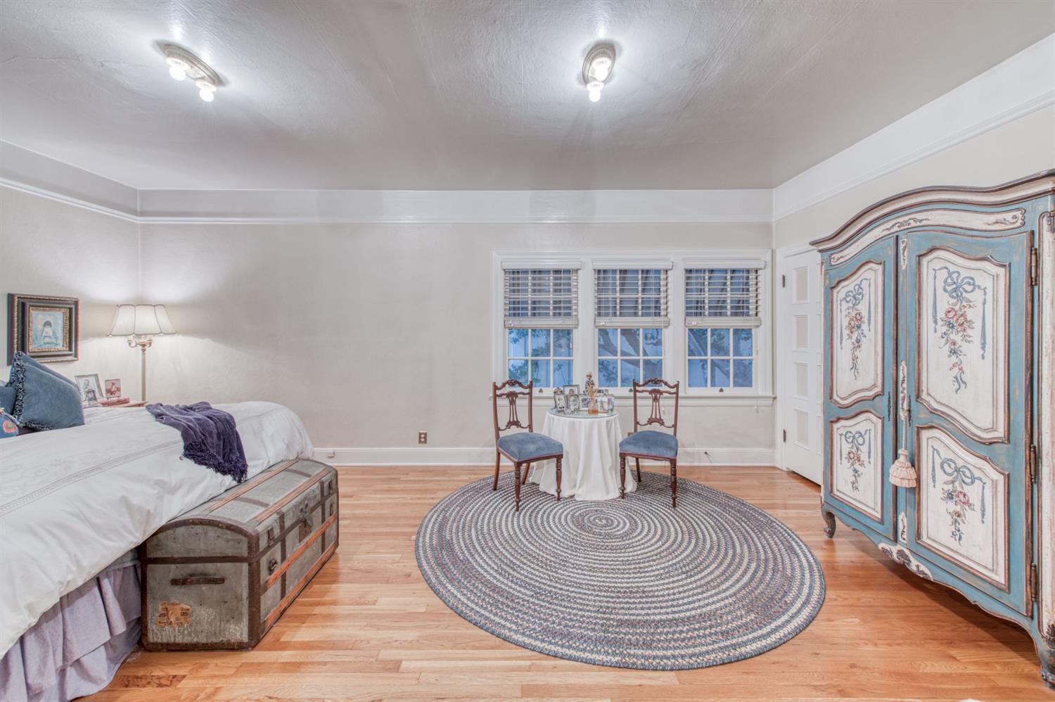 560 East Clinton Avenue Fresno, CA 93704 - Photo 23 of 49 a living room with furniture