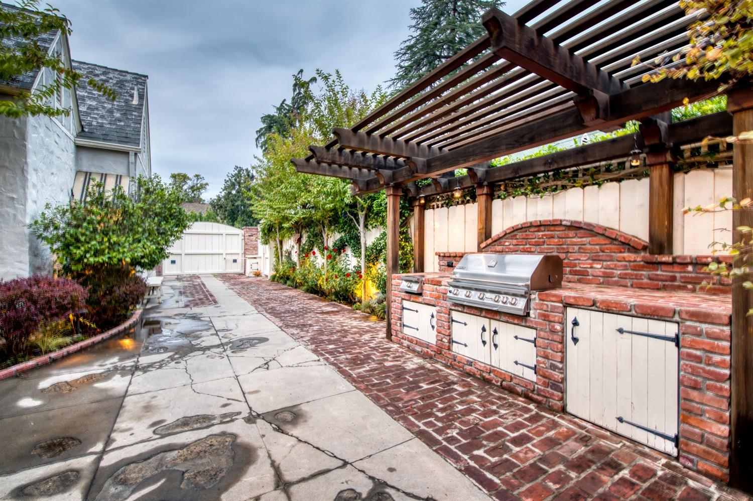 560 East Clinton Avenue Fresno, CA 93704 - Photo 35 of 49 a patio view with a sitting space