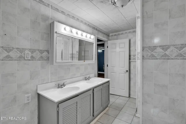 $274,900 | 241 Skyline Drive, Oneida, TN 37841