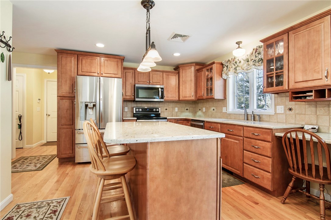 9 Teft Court Hopkinton, RI 02832 - Photo 4 of 28