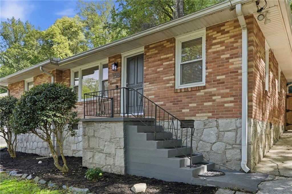898 Scott Circle Decatur, GA 30033 - Photo 4 of 47