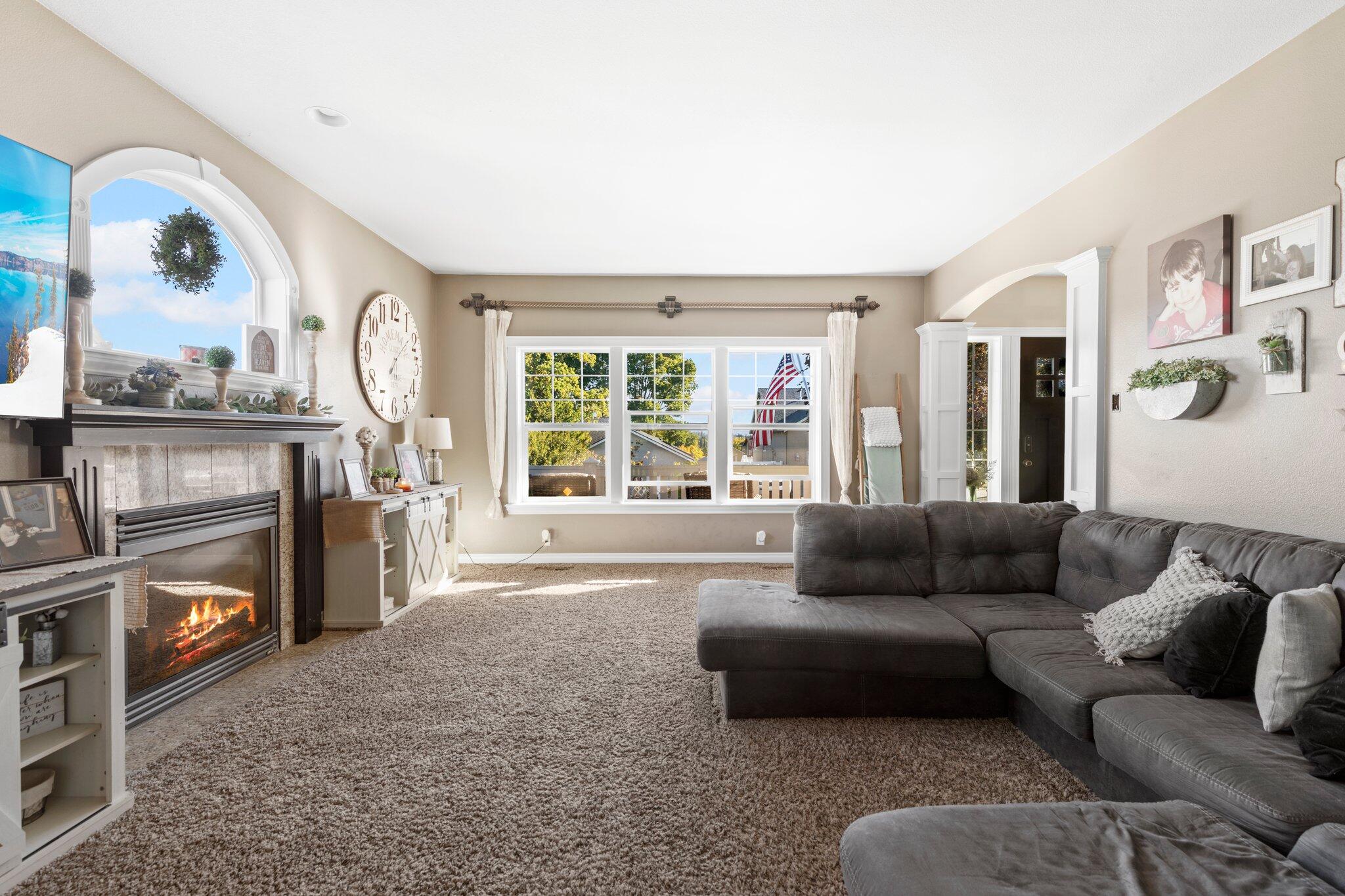 878 Ridgeview Drive Eagle Point, OR 97524 - Photo 6 of 39 a living room with furniture and a window