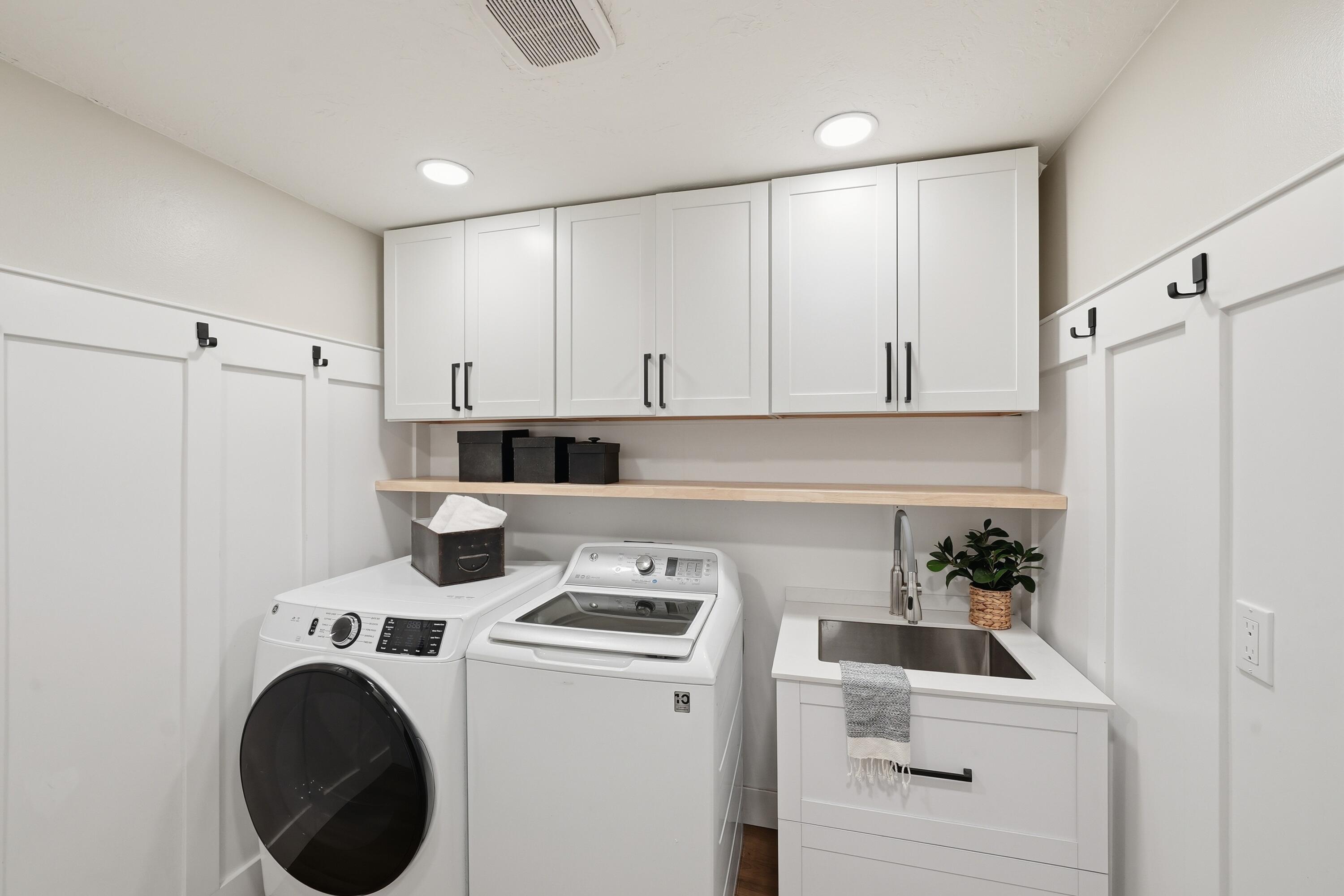 1961 Southwest Knoll Avenue Bend, OR 97702 - Photo 37 of 53 a view of kitchen and washer and dryer