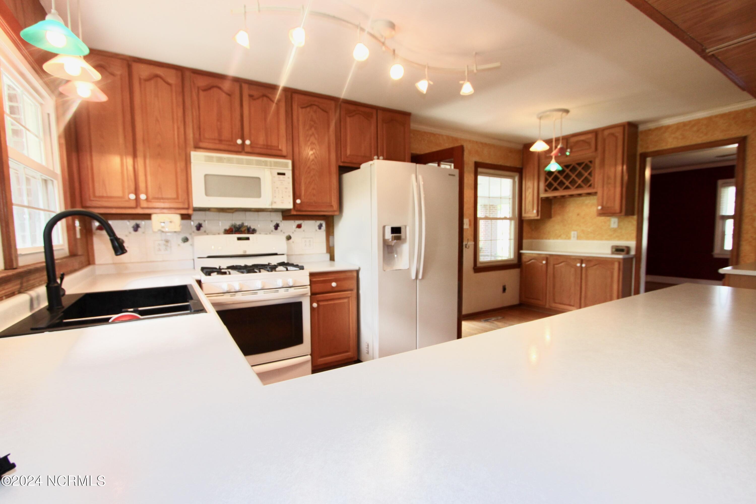 609 River Street Jacksonville, NC 28540 - Photo 11 of 47 Kitchen