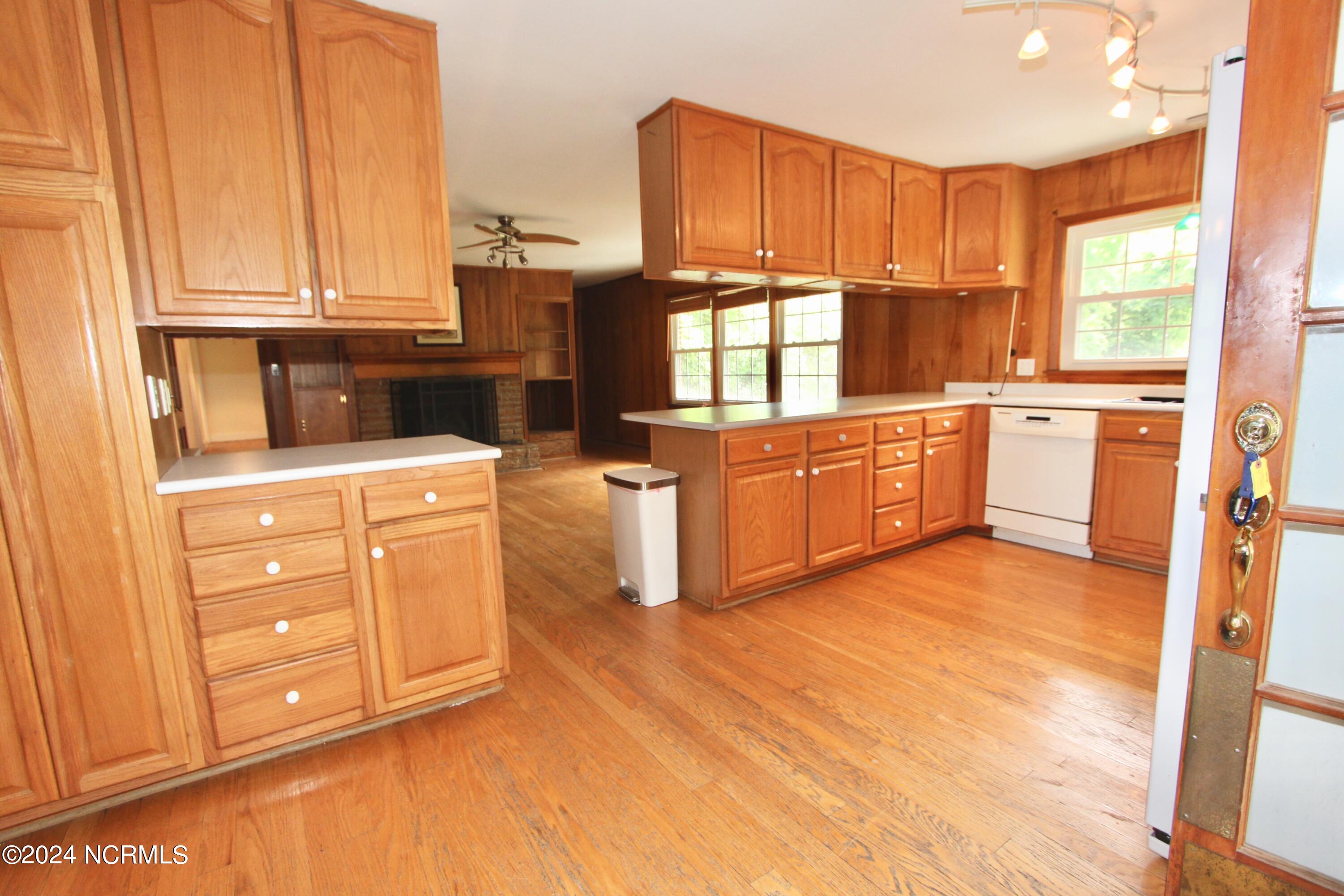 609 River Street Jacksonville, NC 28540 - Photo 12 of 47 Kitchen