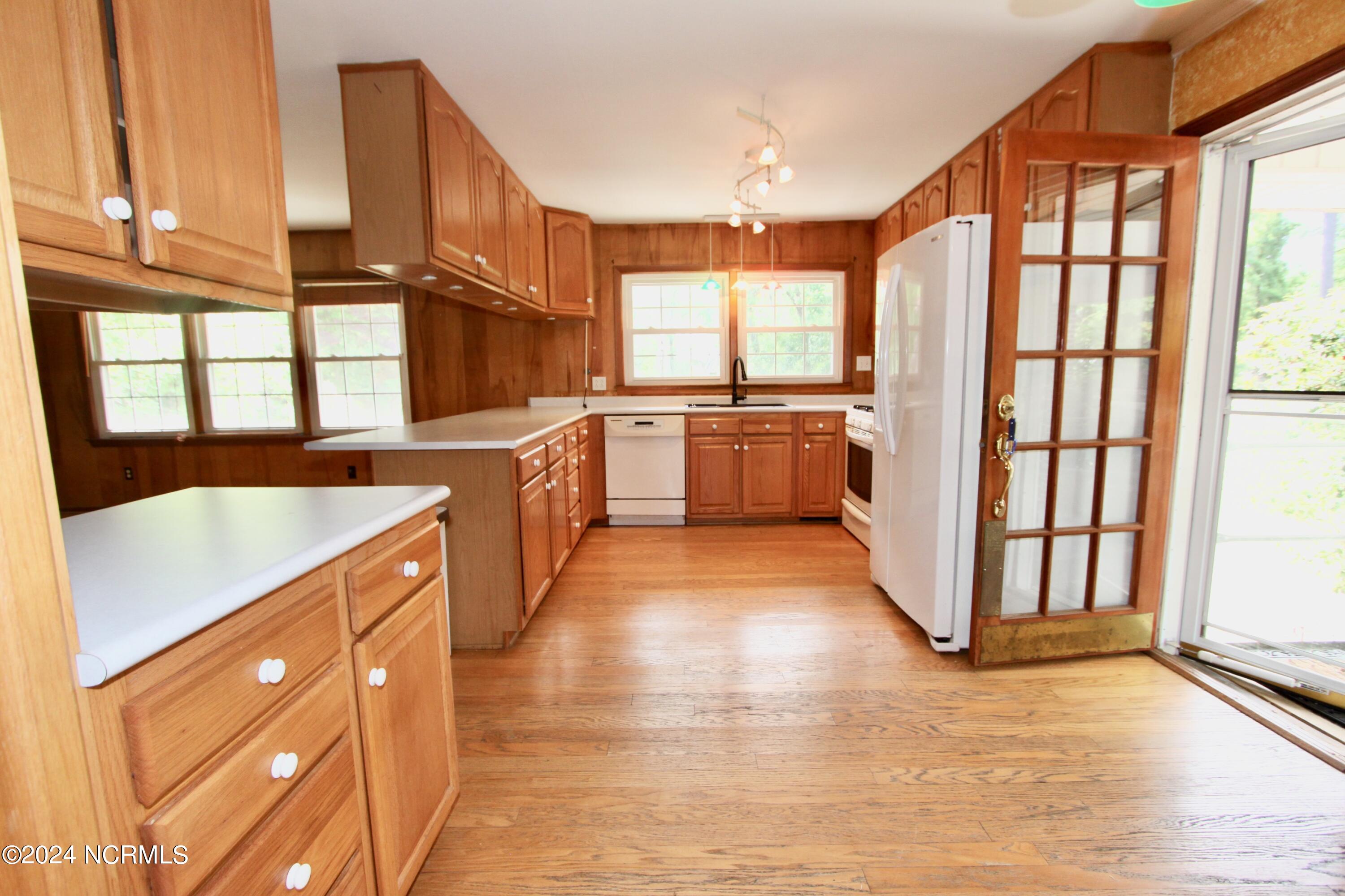 609 River Street Jacksonville, NC 28540 - Photo 13 of 47 Kitchen