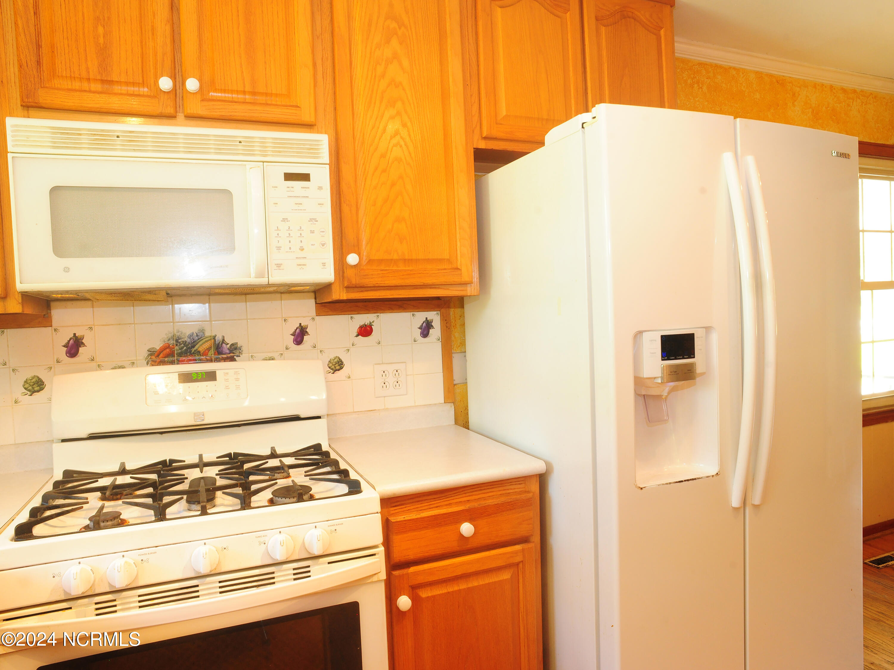 609 River Street Jacksonville, NC 28540 - Photo 14 of 47 Fridge & Stove