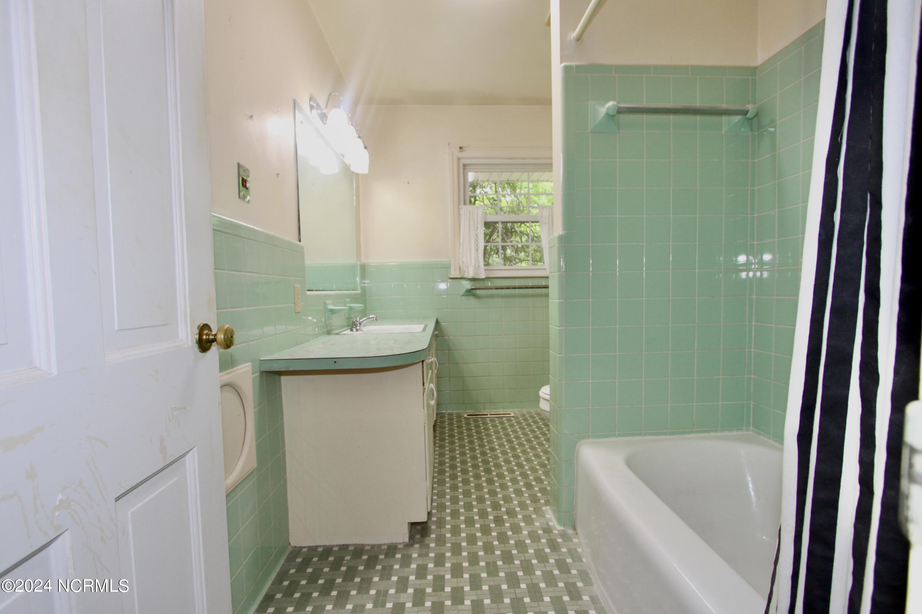 609 River Street Jacksonville, NC 28540 - Photo 17 of 47 Mint Hall Bath