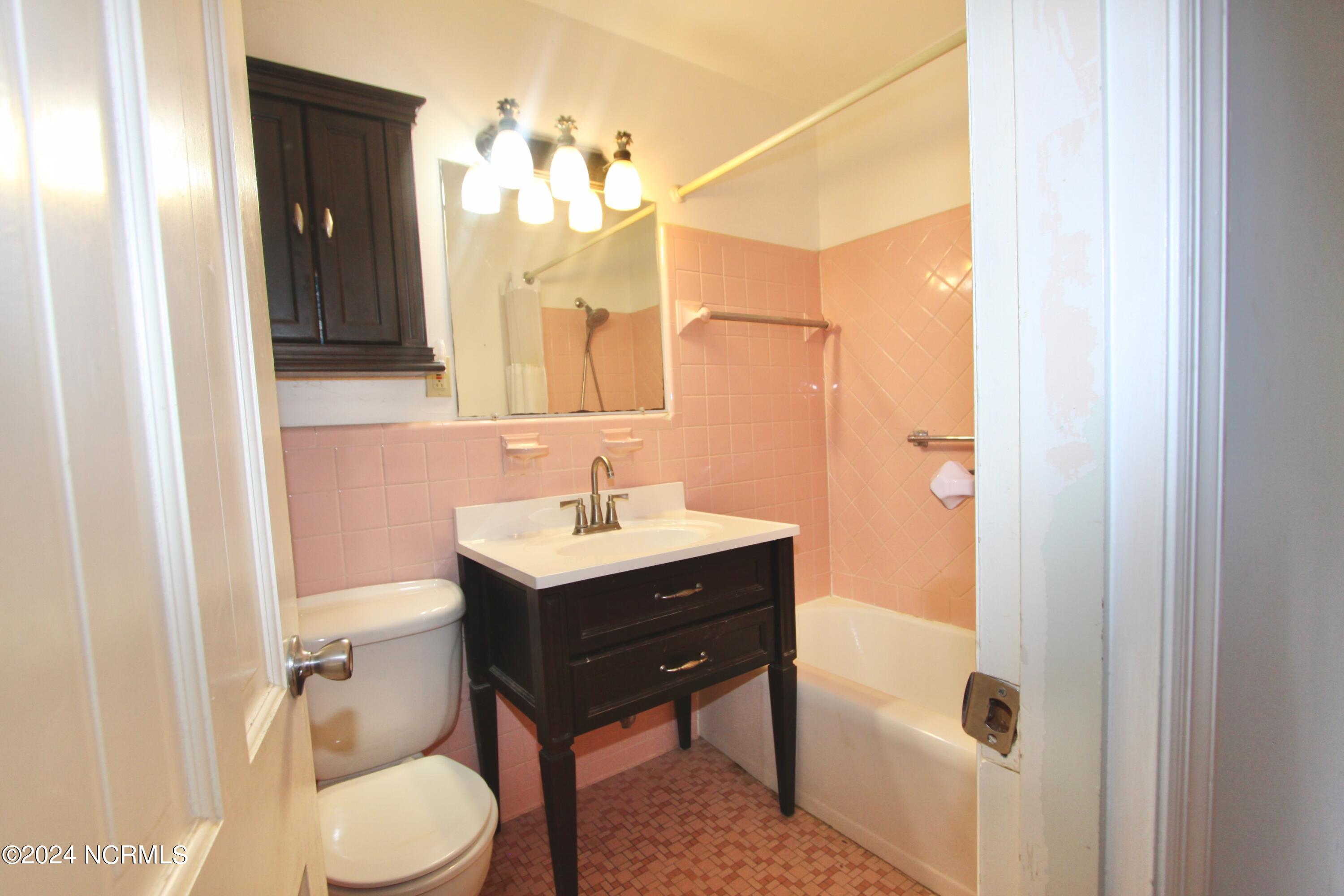 609 River Street Jacksonville, NC 28540 - Photo 24 of 47 Master Pink Bath