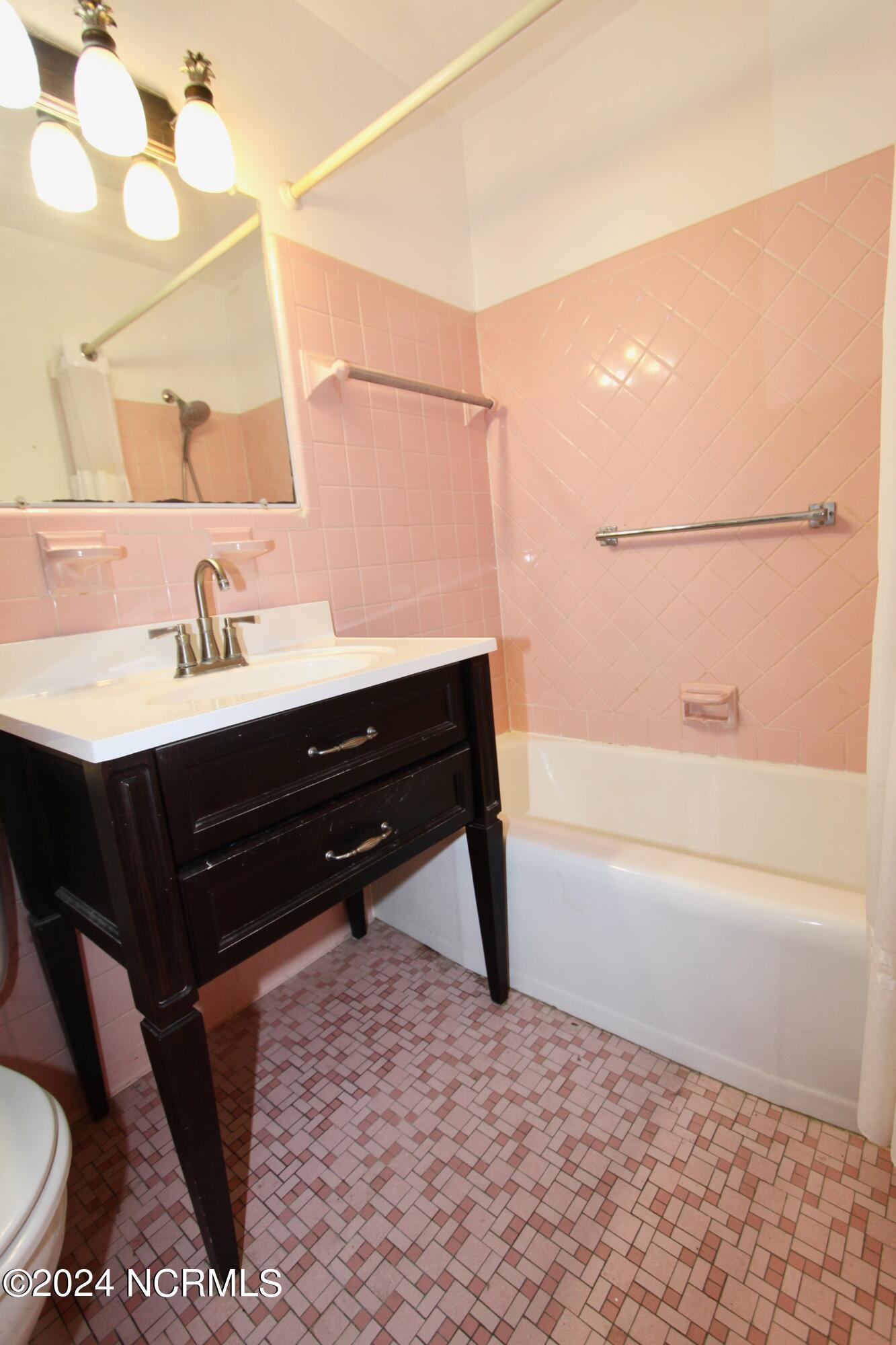 609 River Street Jacksonville, NC 28540 - Photo 25 of 47 Master Pink Bath