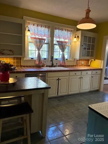 $2,275 | 613 South York Street, Gastonia, NC 28052