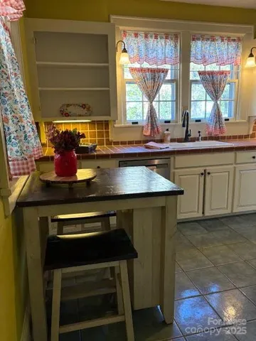 $2,275 | 613 South York Street, Gastonia, NC 28052