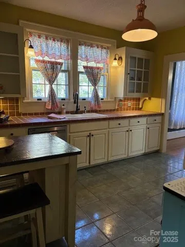 $2,275 | 613 South York Street, Gastonia, NC 28052