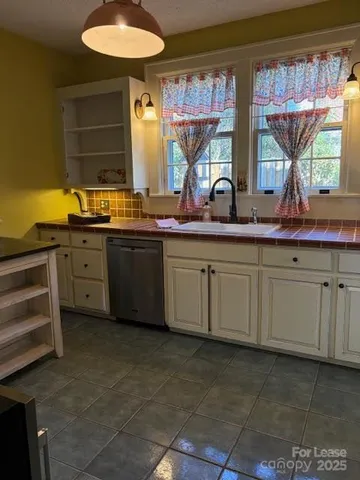 $2,275 | 613 South York Street, Gastonia, NC 28052