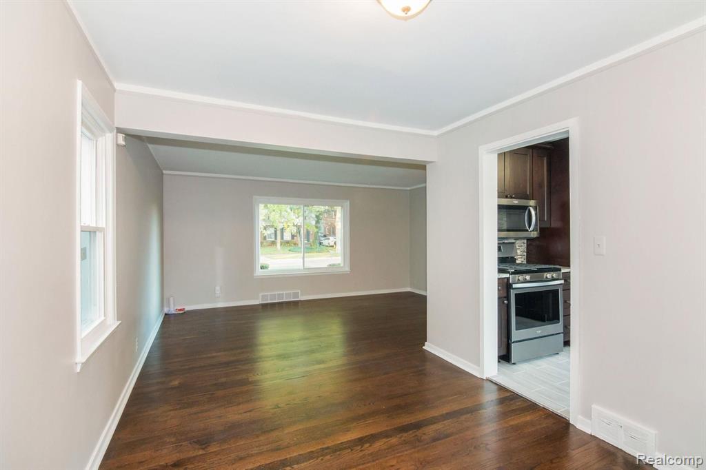 1583 Bournemouth Road Grosse Pointe Woods, MI 48236 - Photo 4 of 13