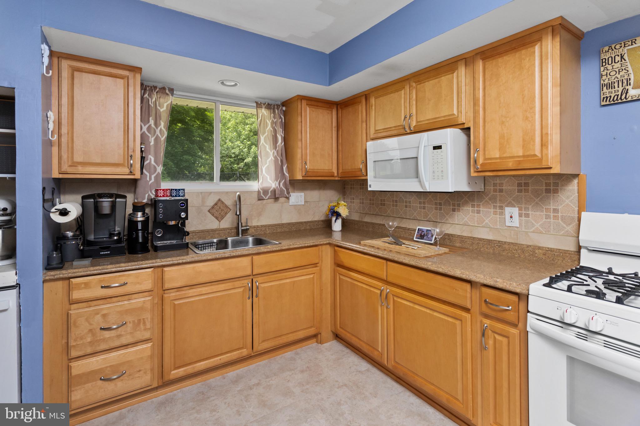809 Woodlane Road Edgewater Park, NJ 08010 - Photo 11 of 30 Updated Kitchen