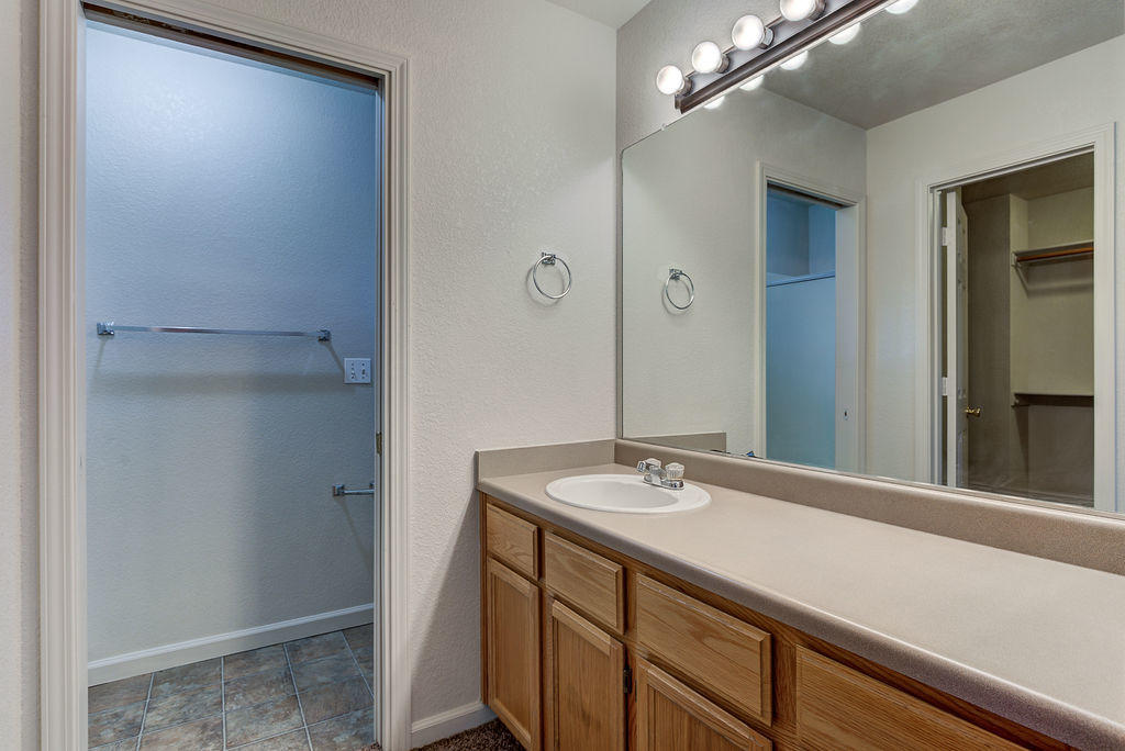 3324 Lawrence Road Redding, CA 96002 - Photo 13 of 27 Master bath
