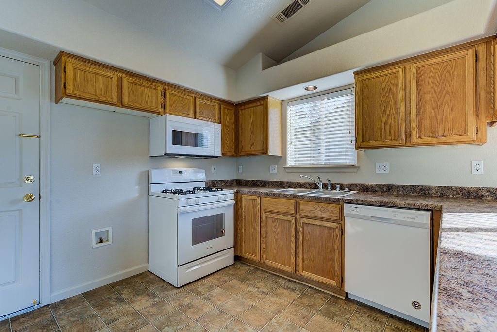 3324 Lawrence Road Redding, CA 96002 - Photo 6 of 27 3324LawrenceRoad_004