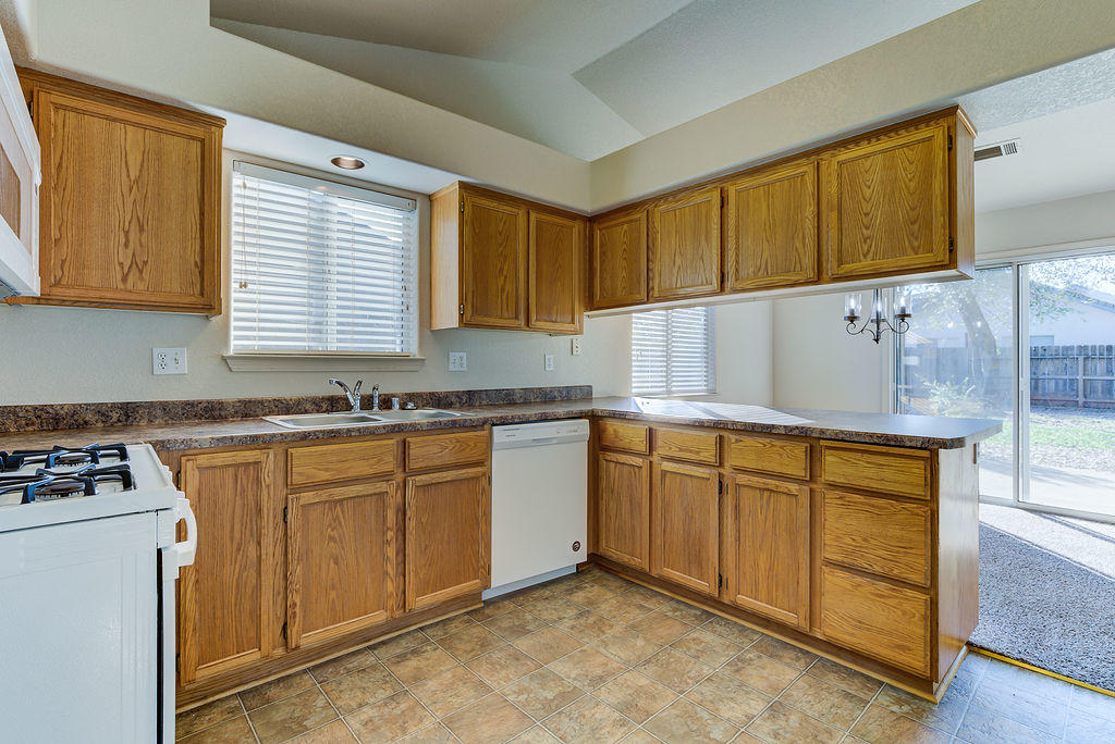 3324 Lawrence Road Redding, CA 96002 - Photo 7 of 27 3324LawrenceRoad_005