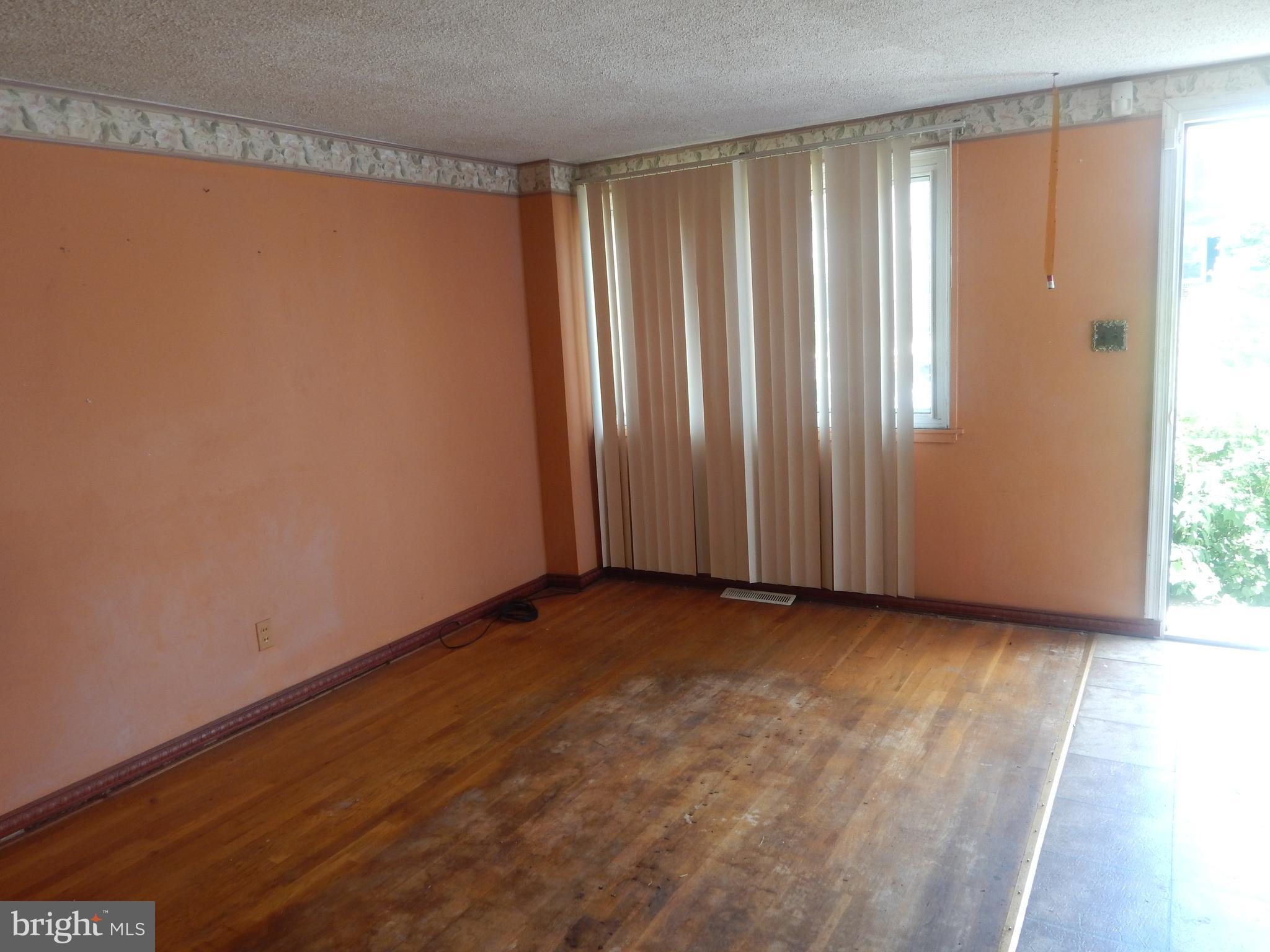 3003 Mallview Road Baltimore, MD 21230 - Photo 7 of 9 Living Room