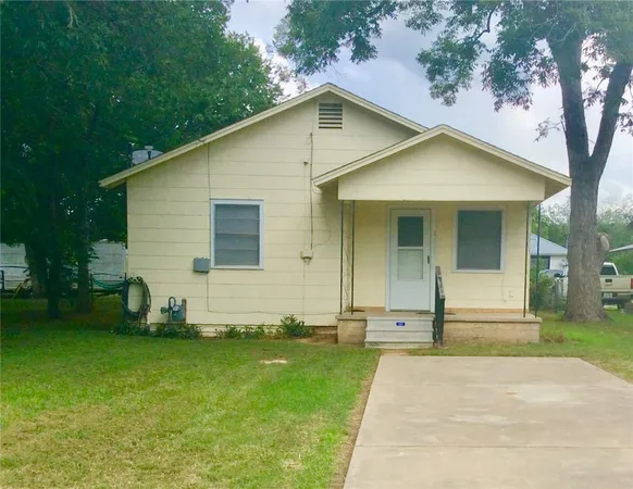 $1,500 | 406 North Broadway Street, Caldwell, TX 77836