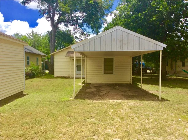 a view of a house with backyard and garden