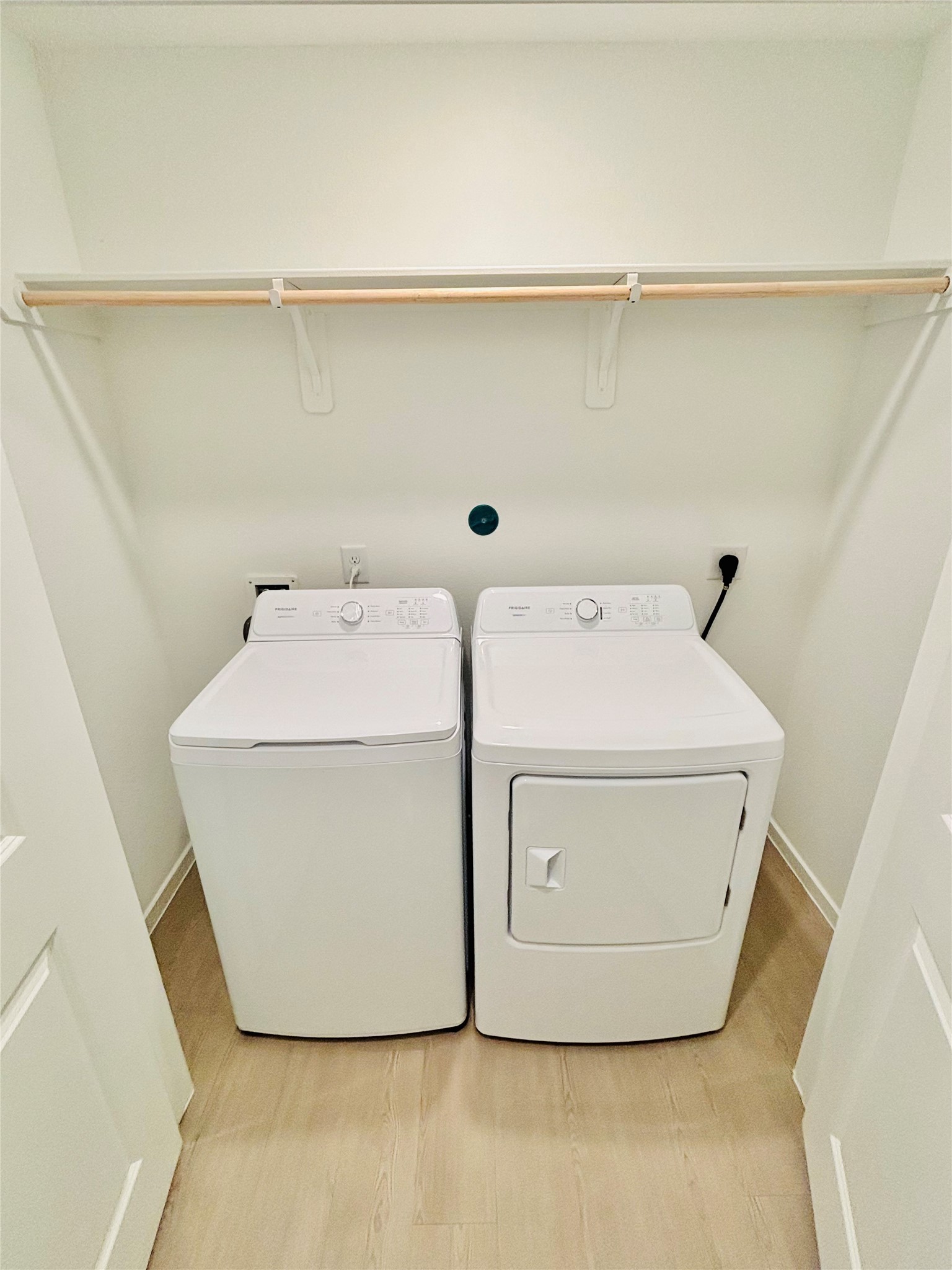 2126 Mosaic Vly Court Angleton, TX 77515 - Photo 11 of 40 a utility room with a washer and dryer