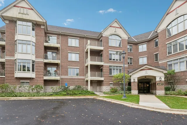 $325,000 | 445 Village Green South, Unit 201, Lincolnshire, IL 60069
