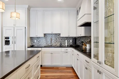 $1,050,000 | 875 Lake Street North, Unit 212, Wayzata, MN 55391