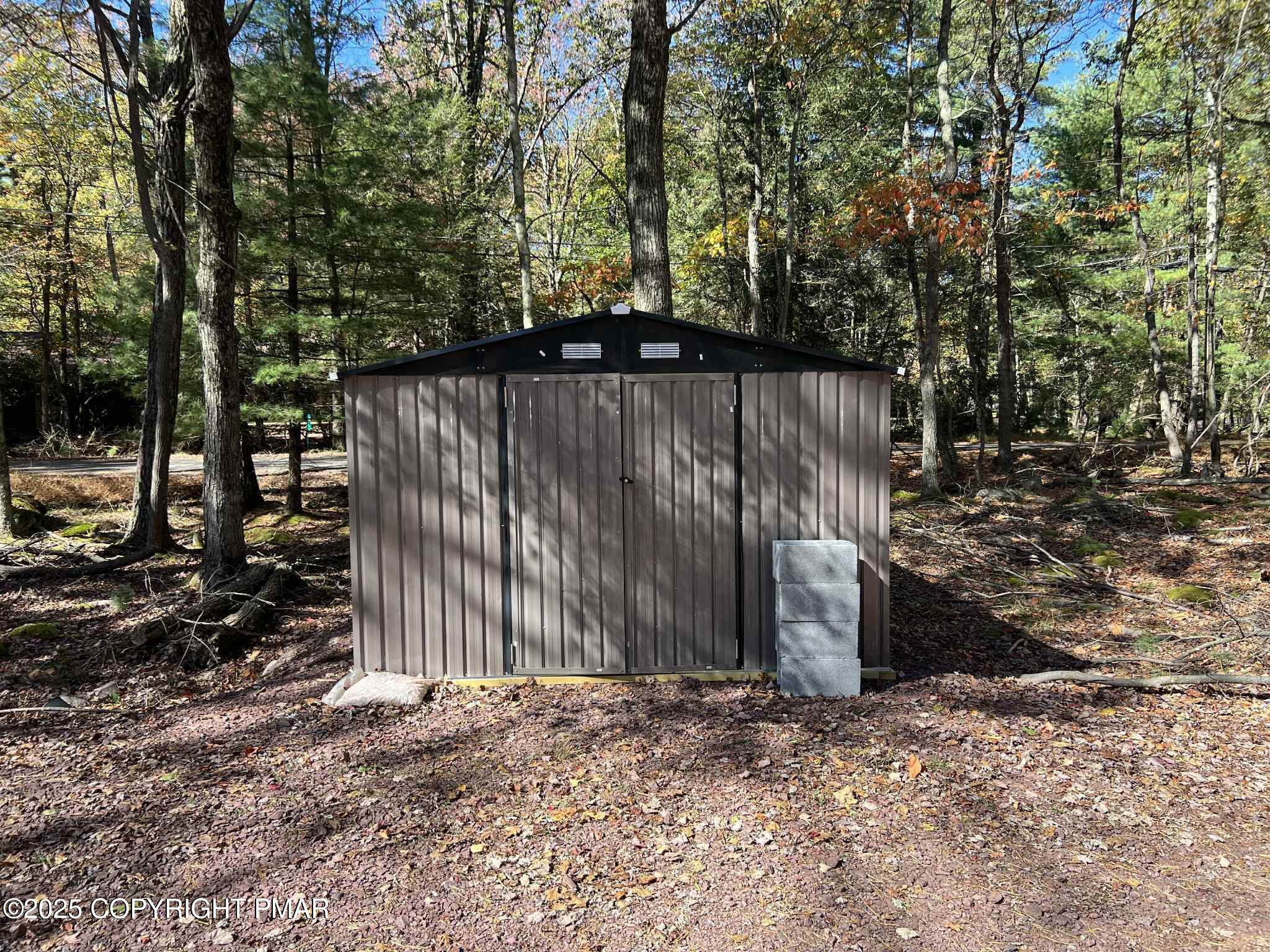 25 Red Oak Road Lake Harmony, PA 18624 - Photo 23 of 23 a backyard of a house