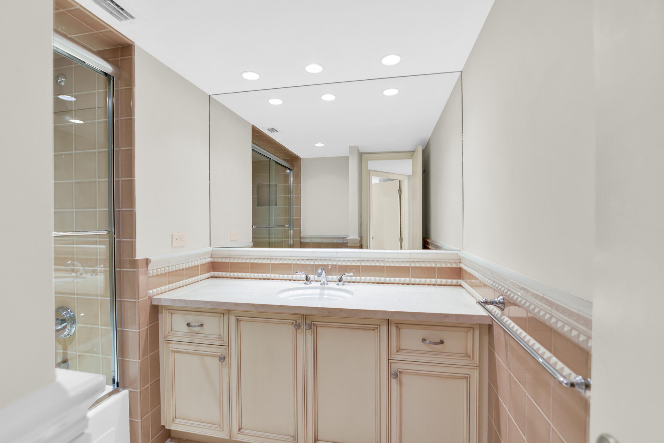 550 South Ocean Boulevard, Unit 2004 Boca Raton, FL 33432 - Photo 26 of 56 Main bath