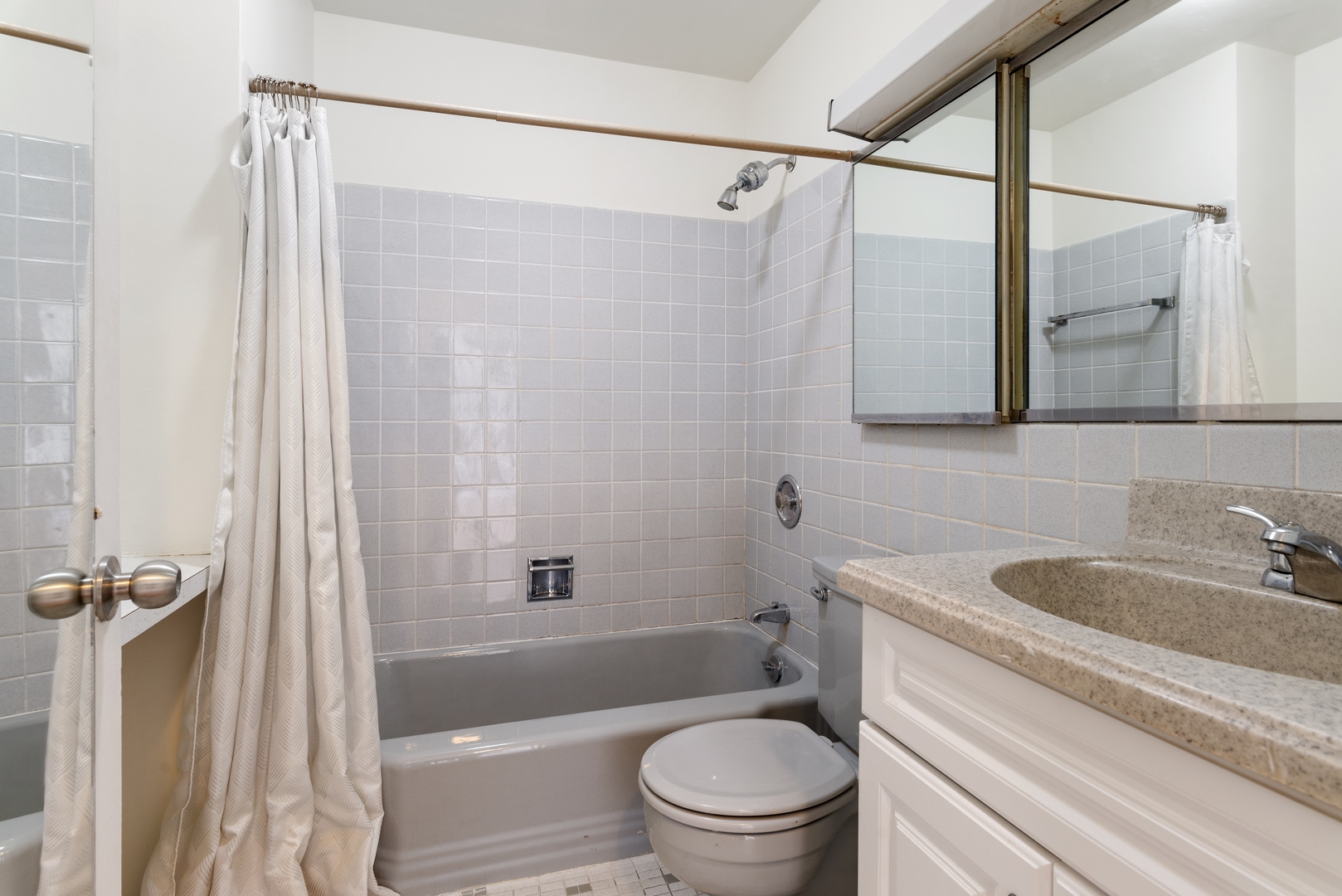 5701 North Sheridan Road, Unit 30D Chicago, IL 60660 - Photo 13 of 16 a bathroom with a sink a mirror toilet and bathtub