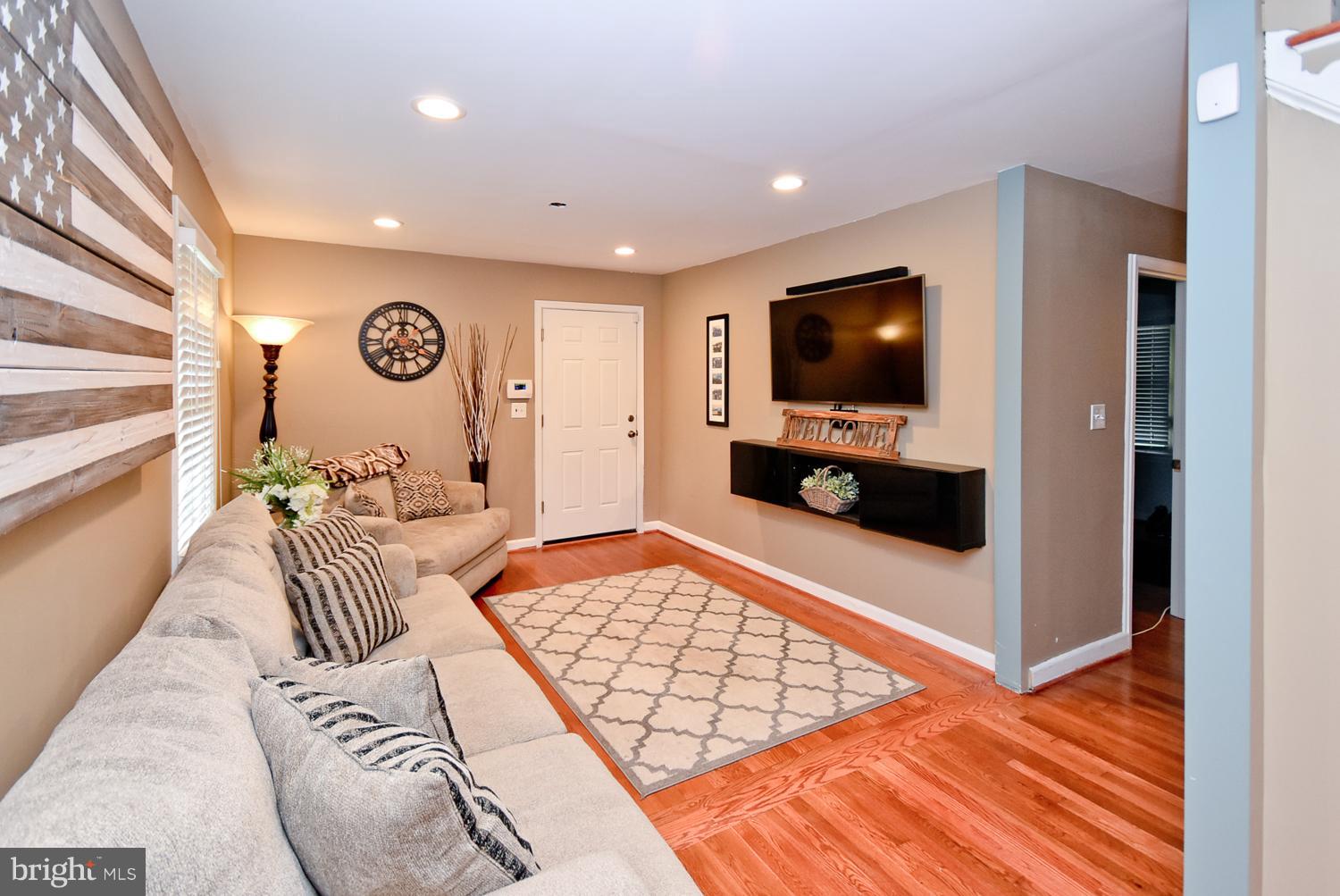 9339 Dubarry Avenue Lanham, MD 20706 - Photo 2 of 30 Living Room