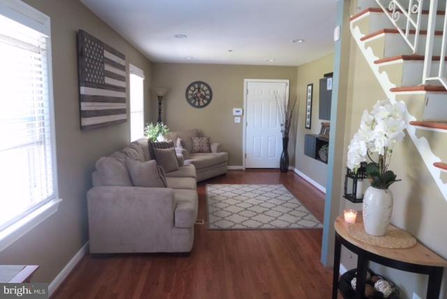 9339 Dubarry Avenue Lanham, MD 20706 - Photo 7 of 30 Living Room