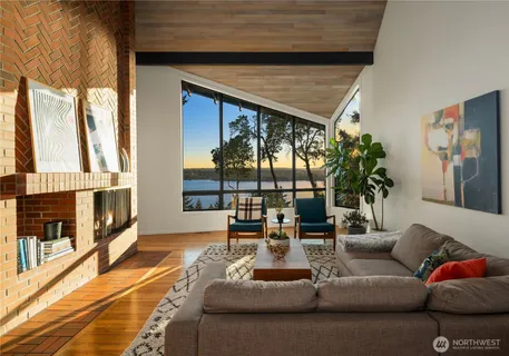 $2,595,000 | 7515 Southeast 76th Street, Mercer Island, WA 98040