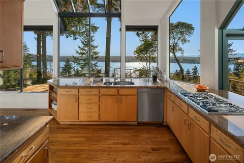 $2,595,000 | 7515 Southeast 76th Street, Mercer Island, WA 98040