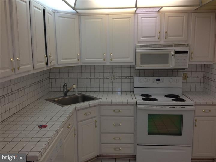 1104 Delaire Landing Road Philadelphia, PA 19114 - Photo 3 of 12 Kitchen